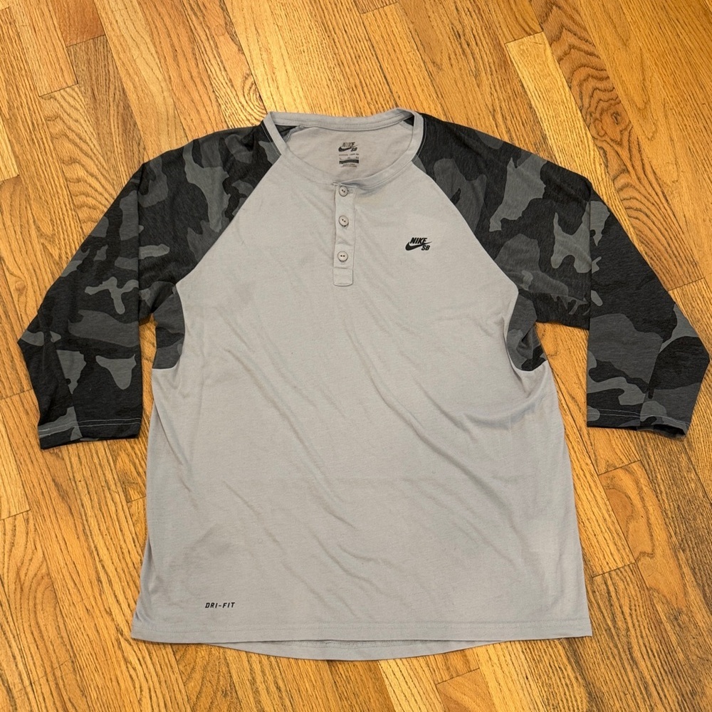 Nike Women's Gray and Black Camo Long Sleeve Tee